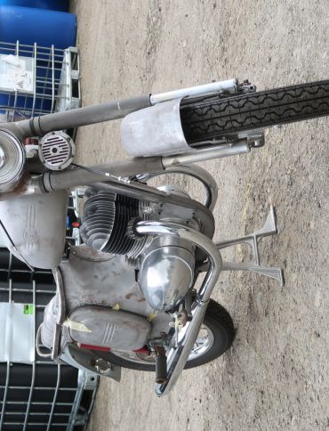 Foto k článku JAWA 350/354